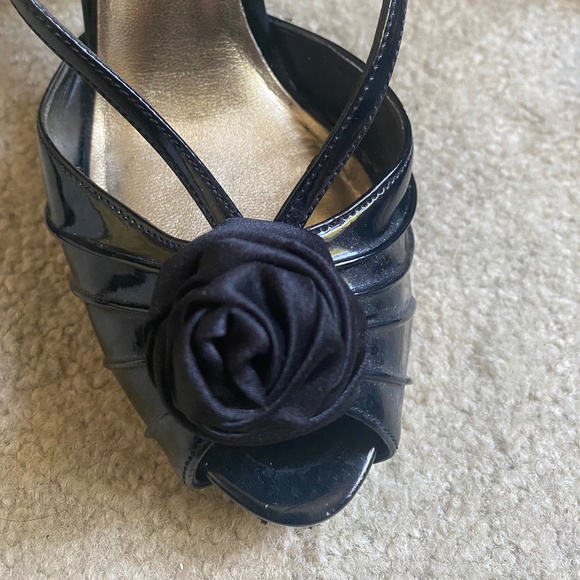 Faux Patent Leather Open-toe Shoes with Rose Detail, Size 8 - Picture 5 of 8